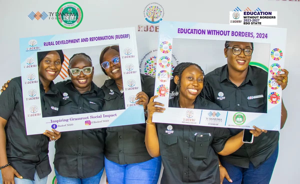 Ruderf volunteers at education without borders program