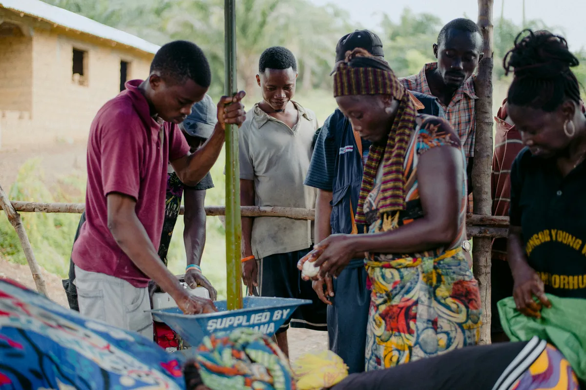 group of community women and men in an empowerment program by Impacta Hub
